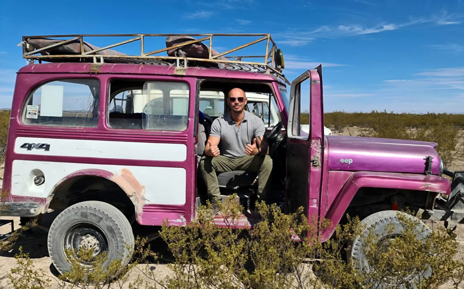 Евгений Бодров сидит в винтажном джипе 4x4
